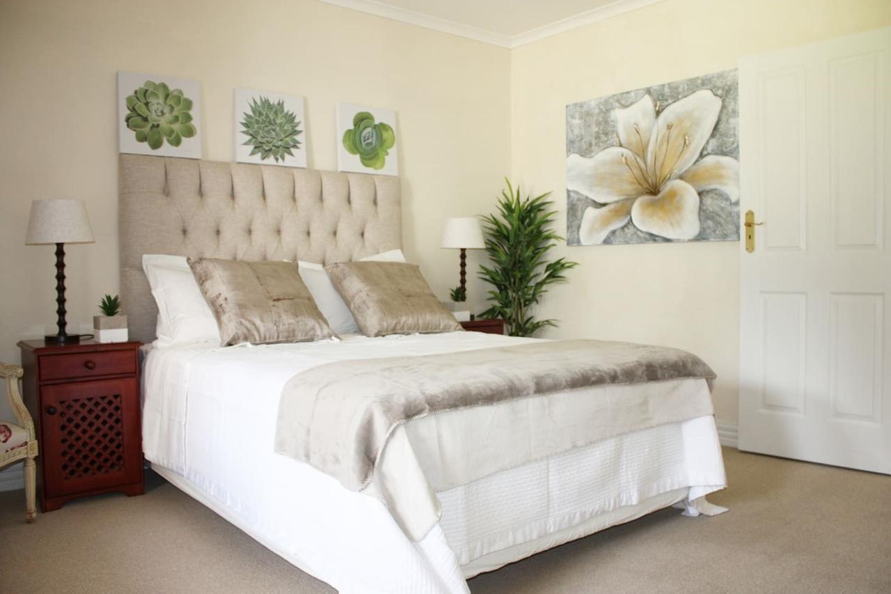 Camelot In Constantia Bed & Breakfast Cape Town Exterior photo