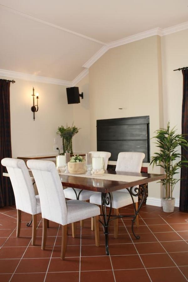 Camelot In Constantia Bed & Breakfast Cape Town Exterior photo